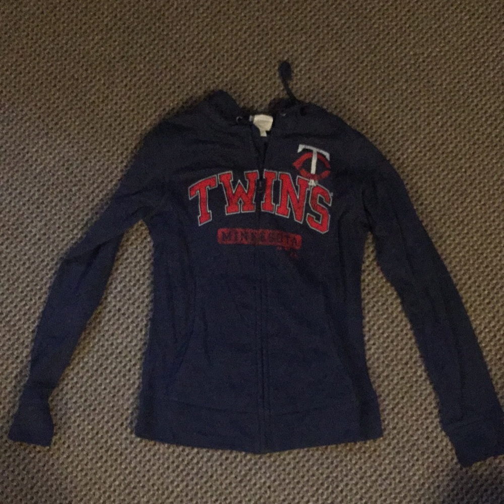 Women’s twins sweatshirt.